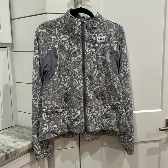 (2475) LULULEMON Run: Travel To Track Jacket *Print Sz 10/12 P2P=17.5" **LOVED** - Picture 7 of 10